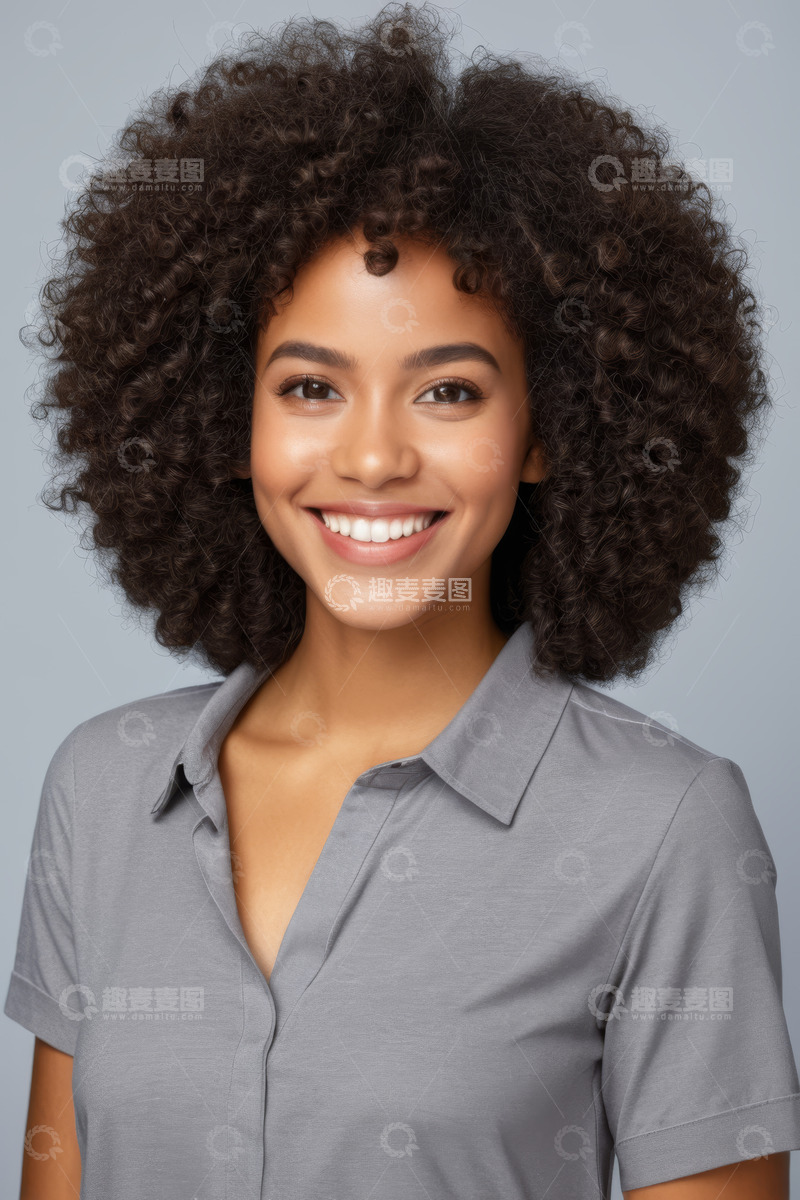 高清大图下载【趣麦麦图】微笑非洲裔女性肖像
