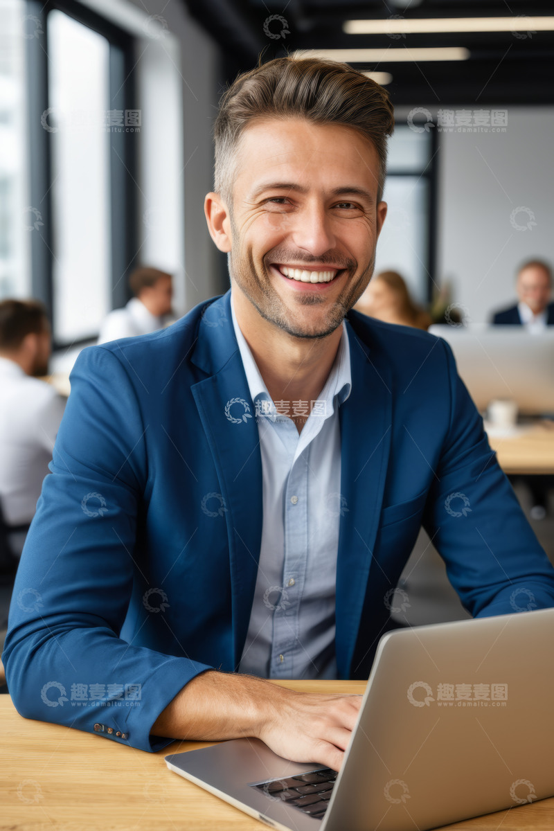 高清大图下载【趣麦麦图】商务男士在办公室使用笔记本电脑