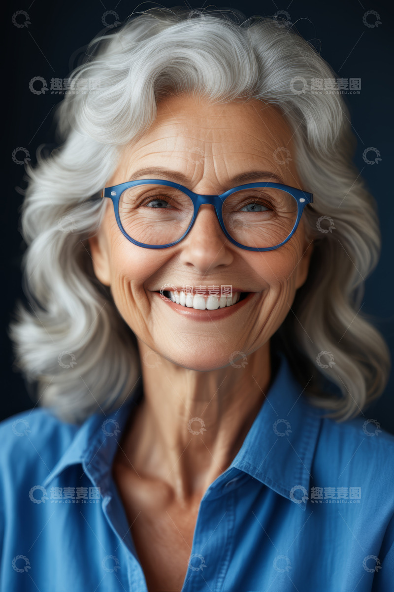 高清大图下载【趣麦麦图】微笑老年女性肖像特写