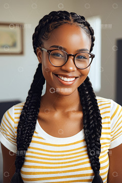 戴眼镜微笑的非洲裔年轻女子