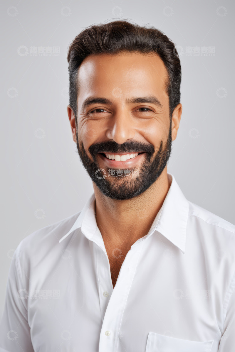 高清大图下载【趣麦麦图】微笑男士白色衬衫肖像照