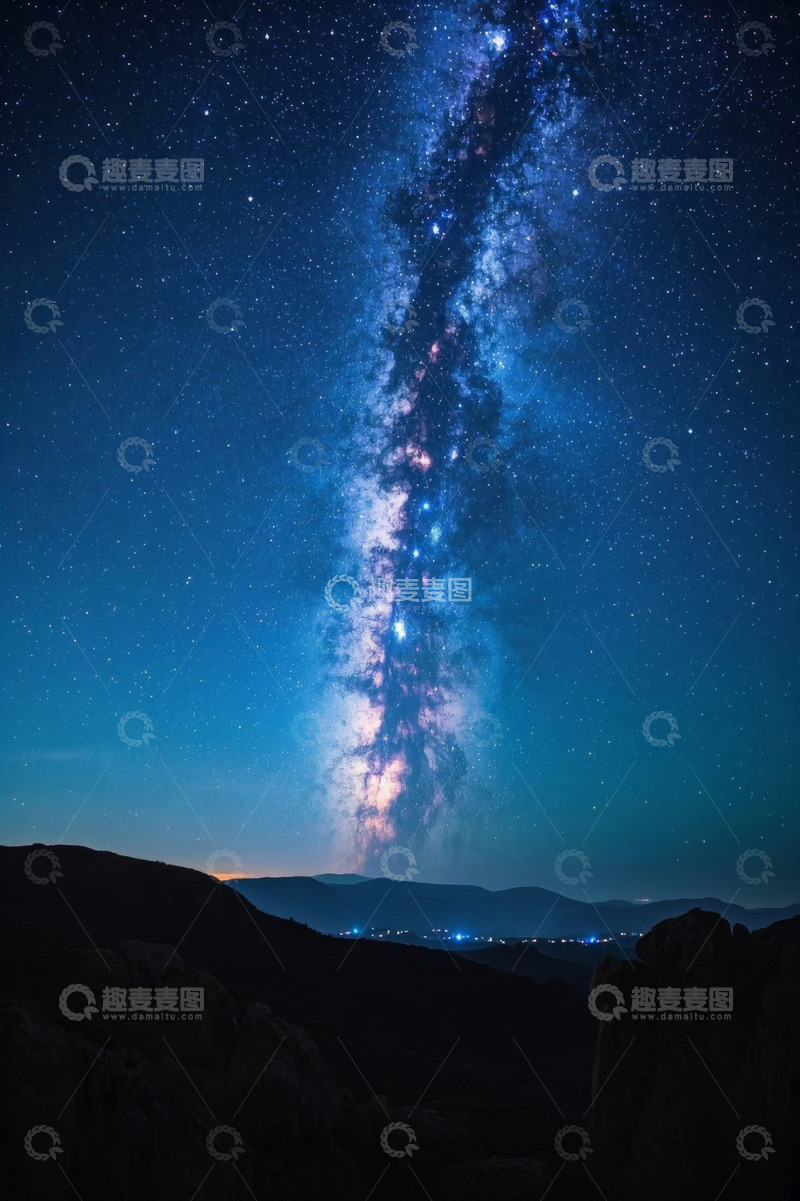 高清大图下载【趣麦麦图】夜空下的银河系与山峦景观