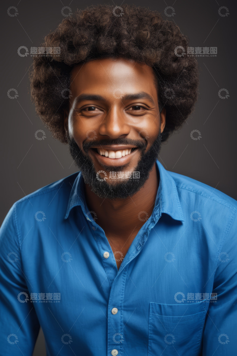 高清大图下载【趣麦麦图】微笑的非洲裔男子肖像