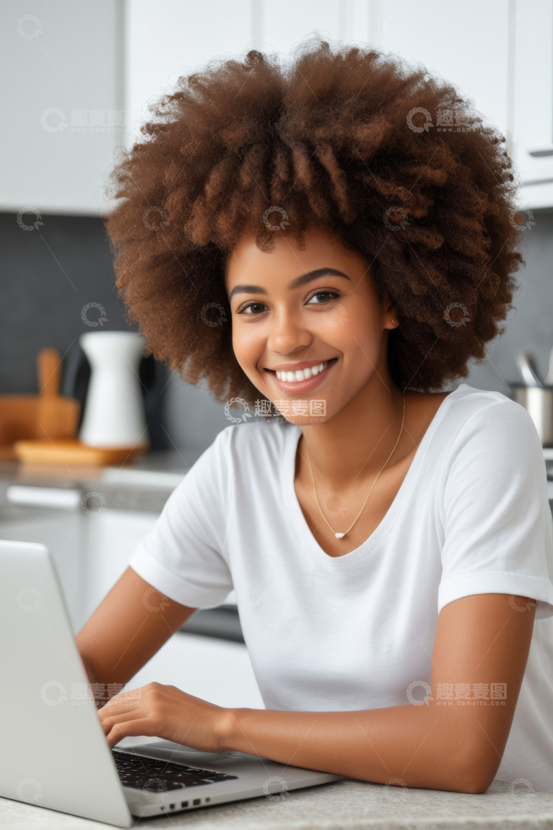 高清大图下载【趣麦麦图】非洲女性居家使用笔记本电脑