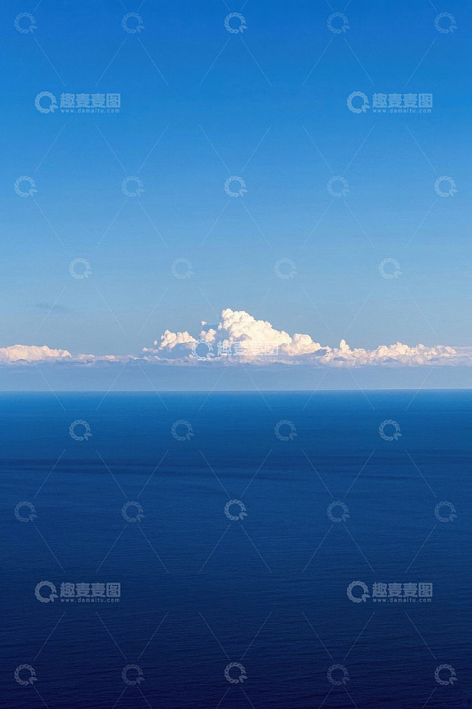 蓝色海洋与天空白云景观