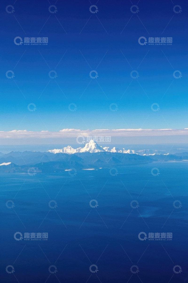 高清大图下载【趣麦麦图】高空俯瞰雪山与蓝天景象