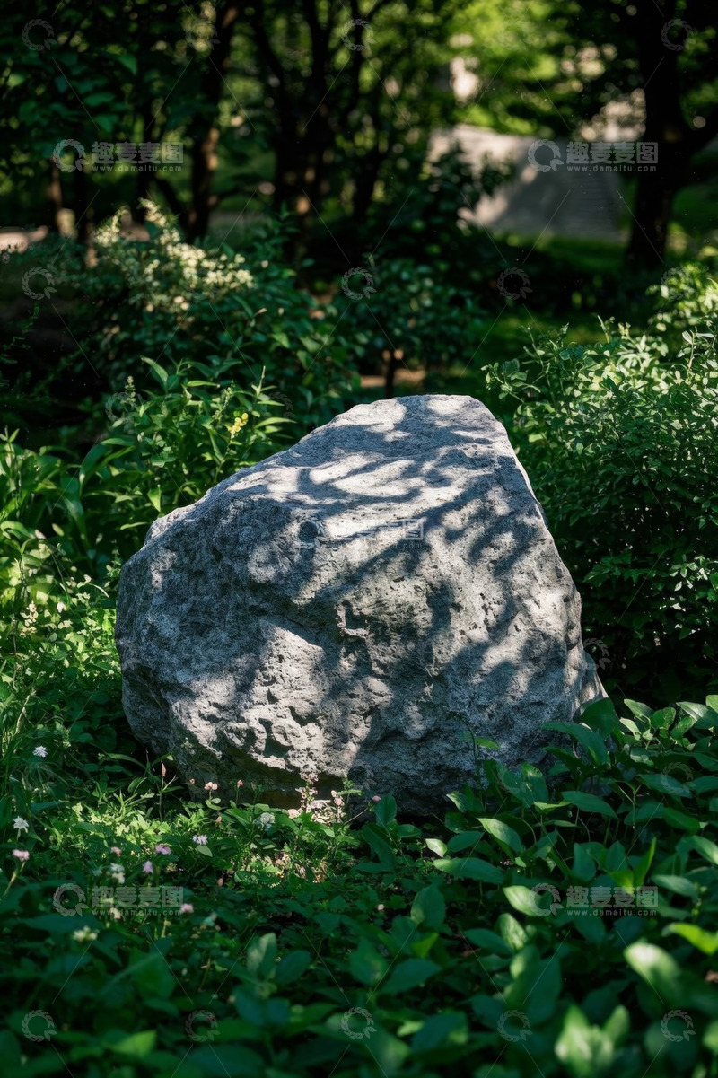高清大图下载【趣麦麦图】户外绿植环绕的岩石景观