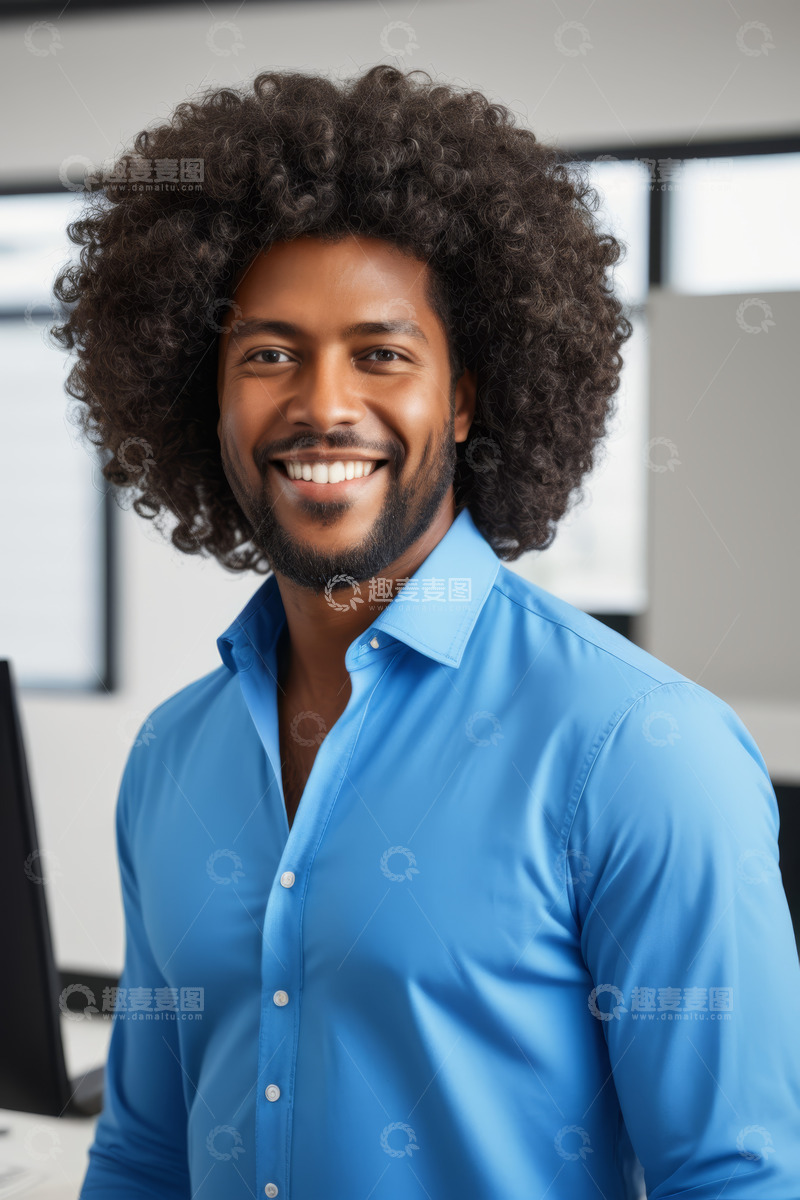 高清大图下载【趣麦麦图】穿蓝衬衫微笑的职场男性