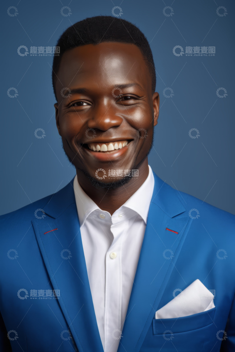 高清大图下载【趣麦麦图】身着蓝色西装微笑的非洲裔男子