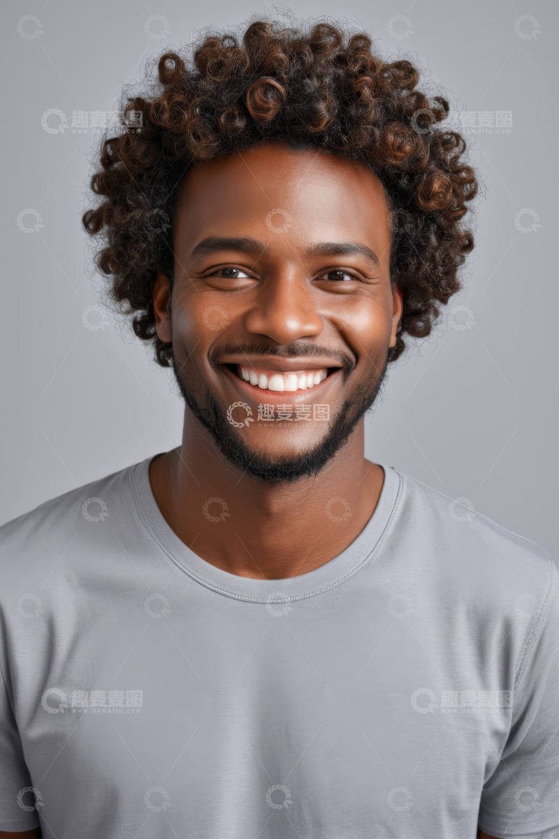 高清大图下载【趣麦麦图】微笑的年轻非洲裔男子