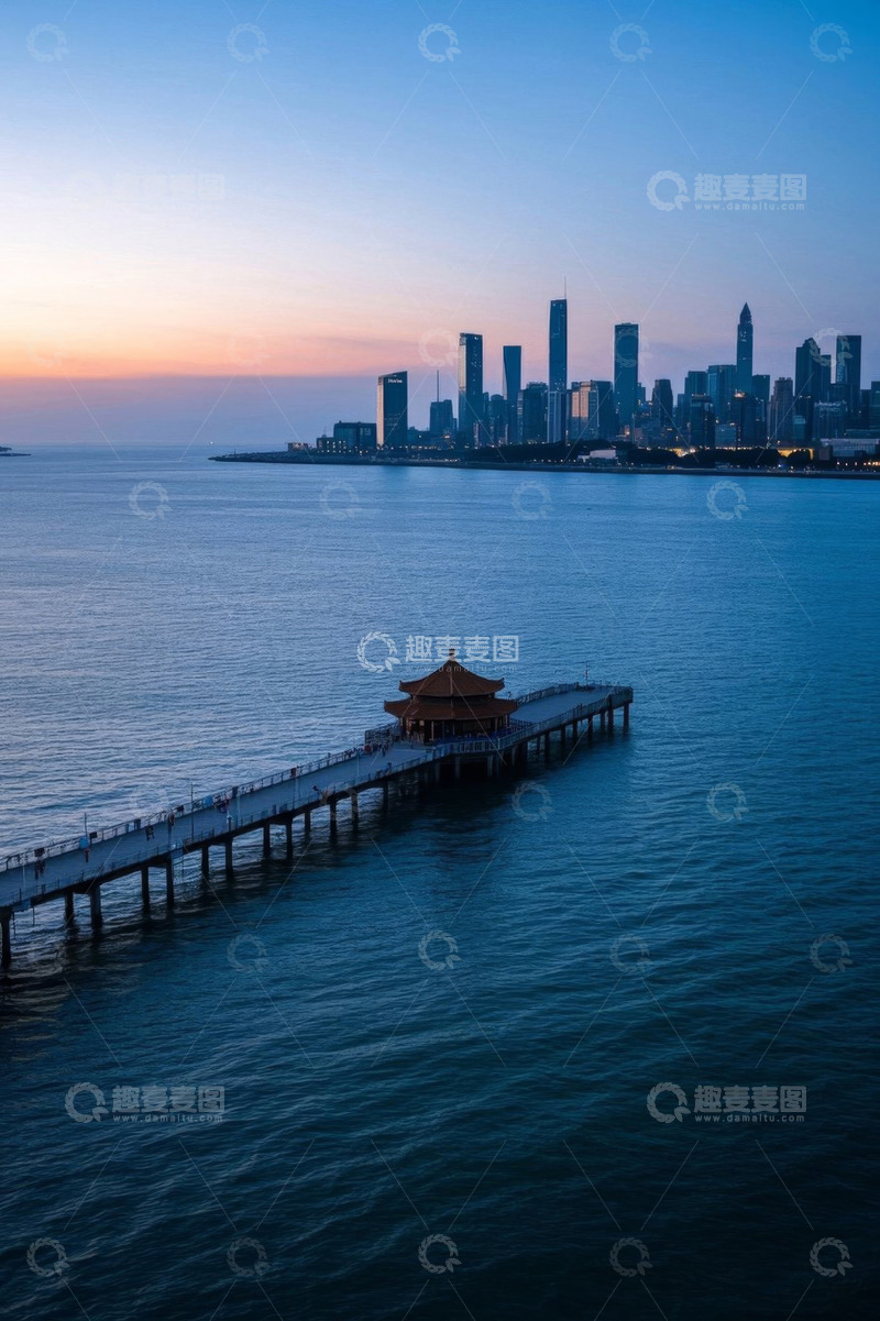 高清大图下载【趣麦麦图】海滨城市黄昏下的栈桥与高楼
