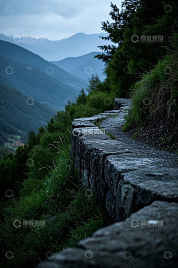 山间石径与远处山峦景色