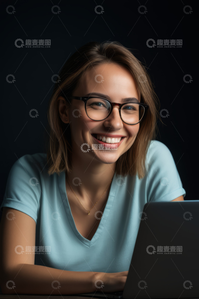 高清大图下载【趣麦麦图】微笑女性使用笔记本电脑