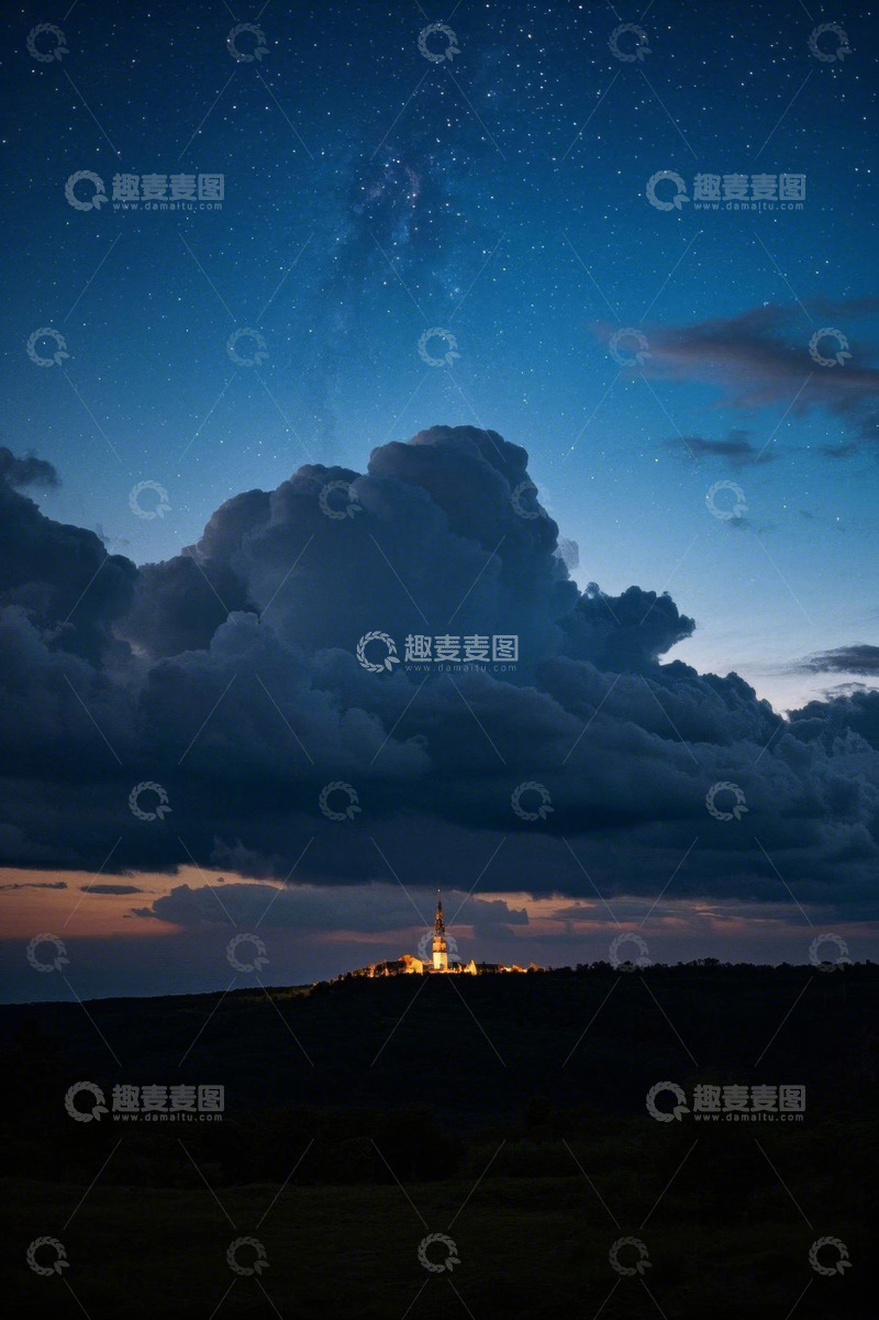 高清大图下载【趣麦麦图】夜空下灯塔与云层景观