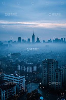 雾中城市高楼远景
