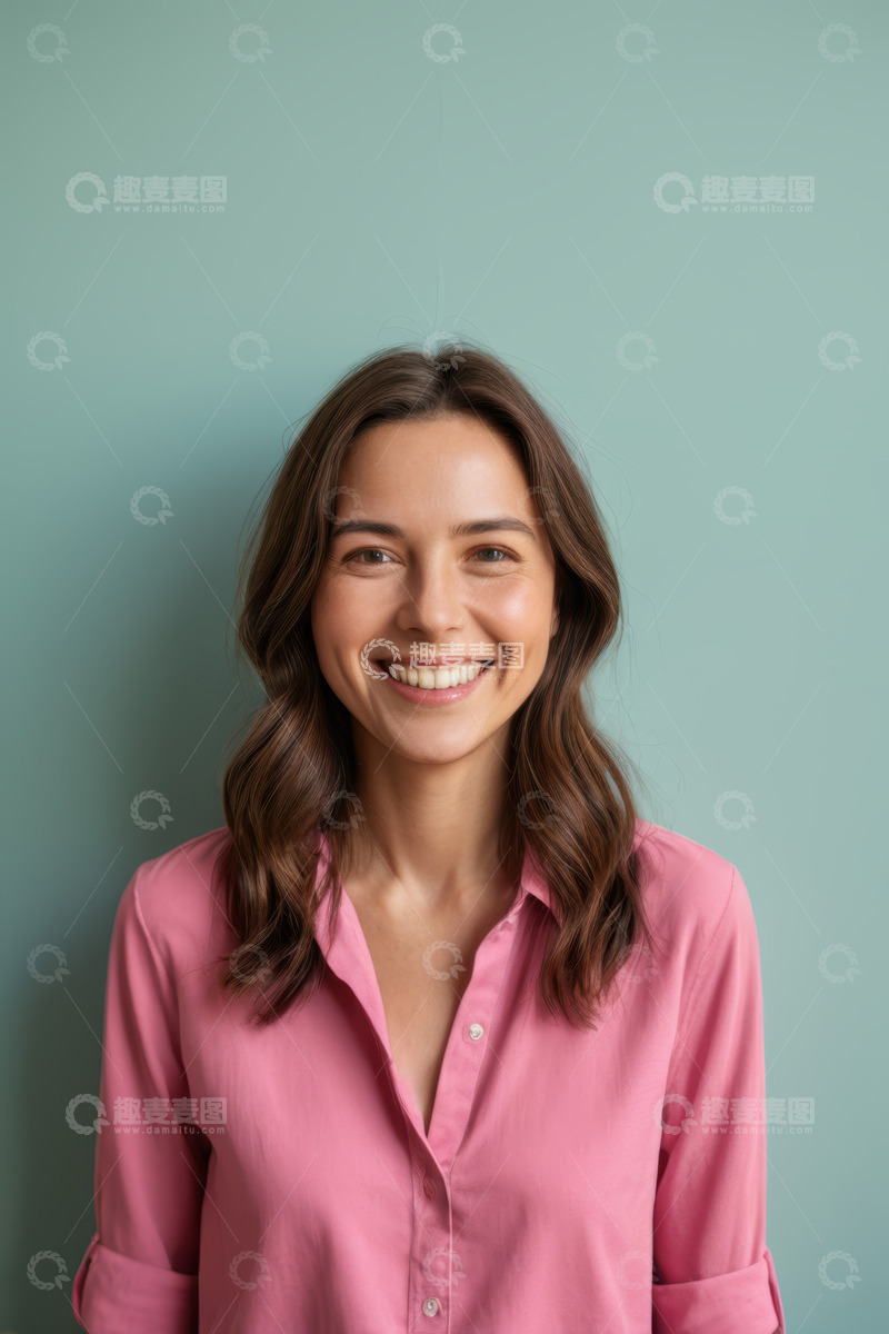 高清大图下载【趣麦麦图】穿粉色衬衫微笑的女性