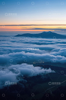 云海之上的山峦日出景观