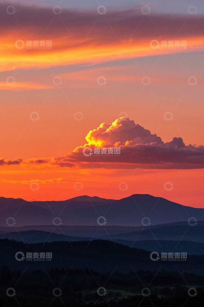 高清大图下载【趣麦麦图】夕阳下山脉与绚丽云彩景象