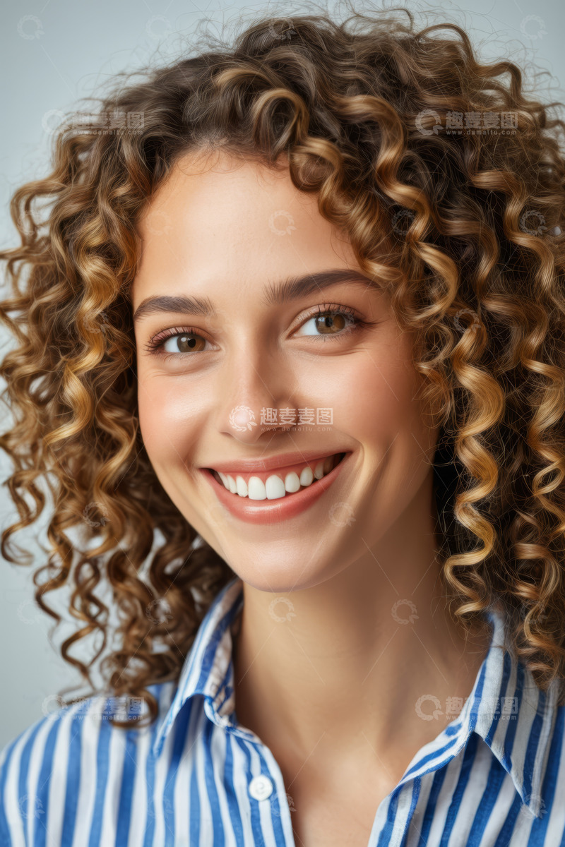 高清大图下载【趣麦麦图】卷发女子微笑半身肖像
