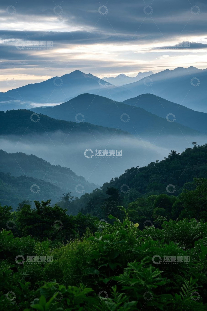 高清大图下载【趣麦麦图】山间云雾缭绕的自然风光