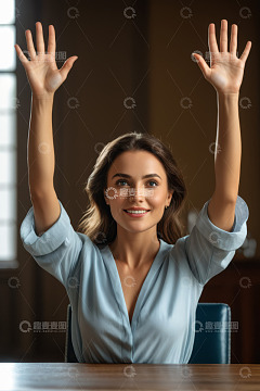 微笑女士举手示意