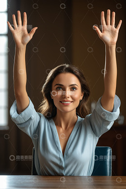 微笑女士举手示意