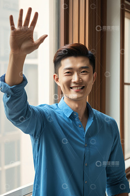 穿蓝衬衫男子微笑挥手