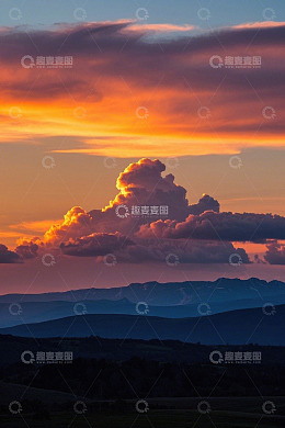 黄昏时分远山与绚丽云彩