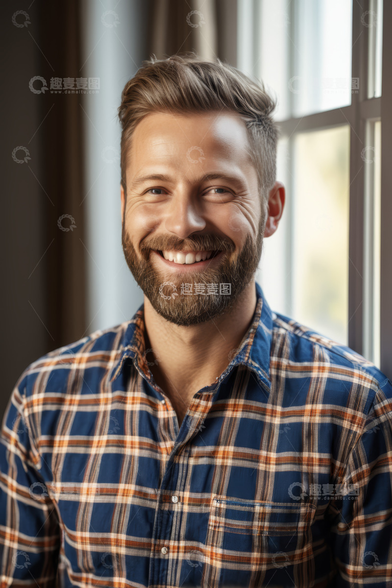 高清大图下载【趣麦麦图】微笑男士室内肖像