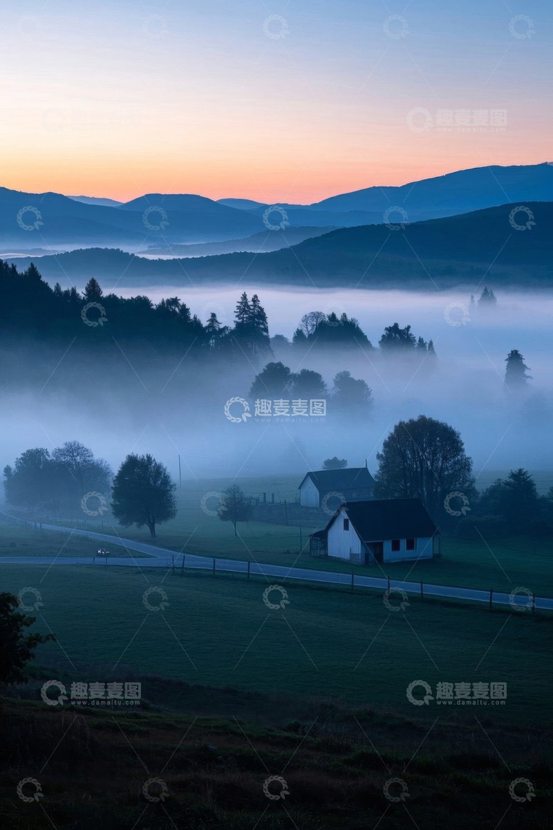 高清大图下载【趣麦麦图】山间晨雾中的村庄景色