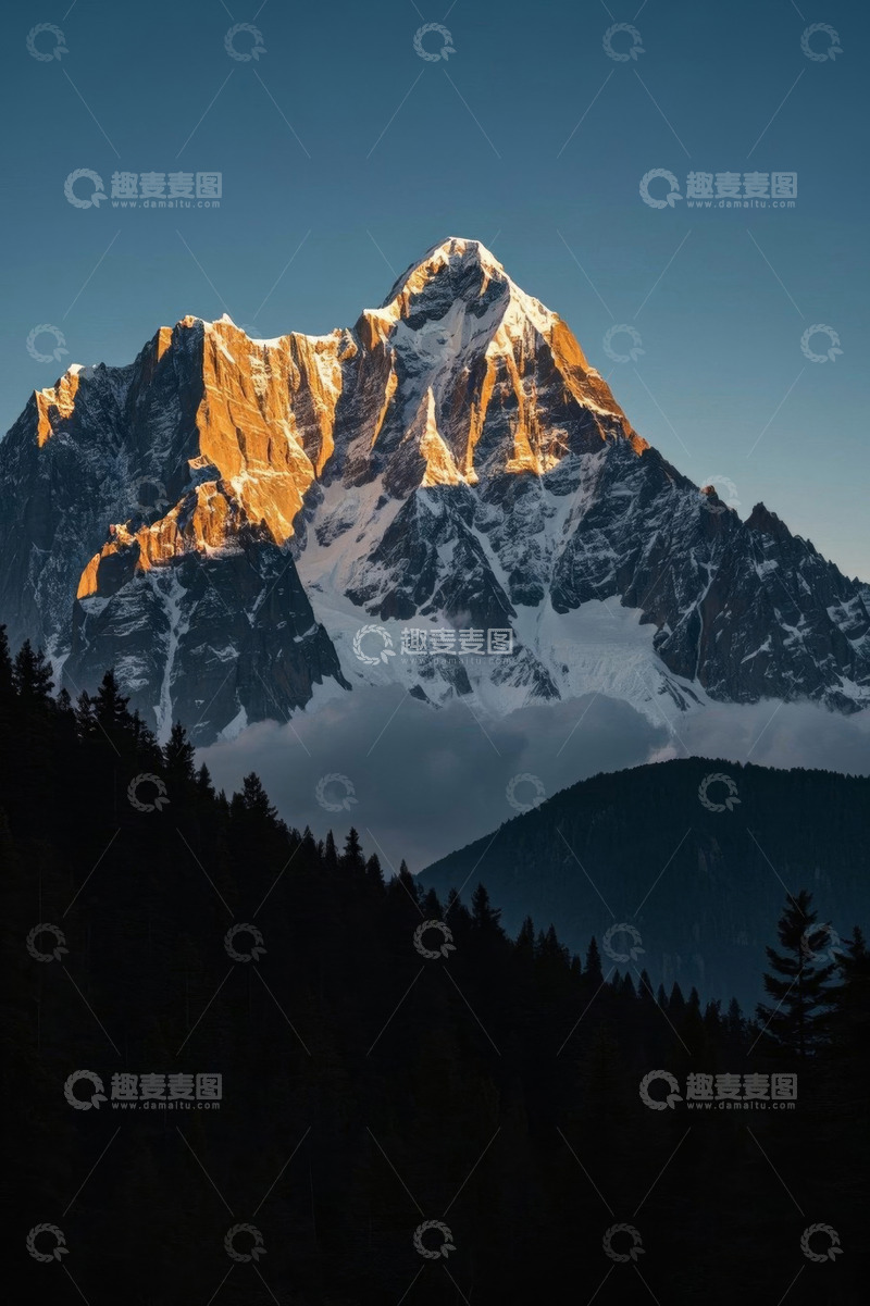 高清大图下载【趣麦麦图】日照金山壮丽雪山景观