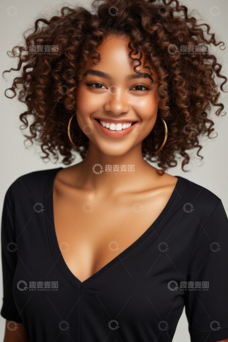 高清大图下载【趣麦麦图】微笑的卷发女性肖像