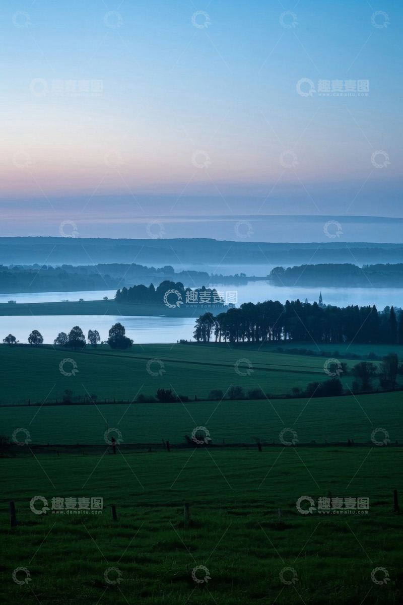 高清大图下载【趣麦麦图】晨雾中的田野与湖泊景观