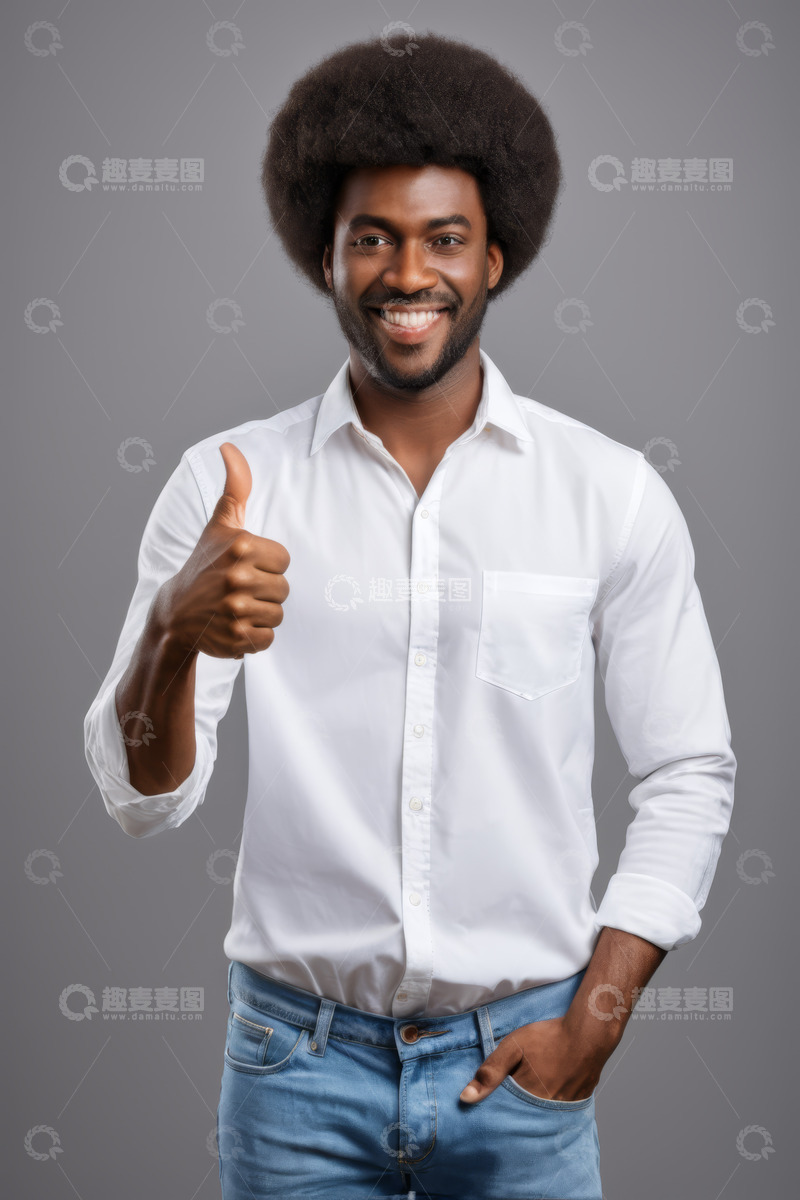 高清大图下载【趣麦麦图】黑人男子竖大拇指微笑