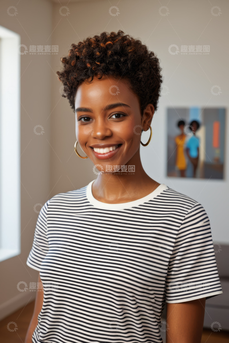 高清大图下载【趣麦麦图】微笑的黑人女性室内肖像