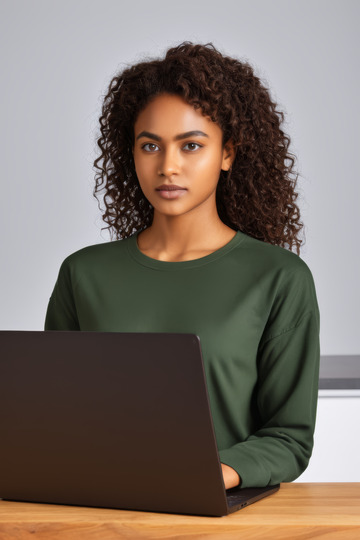 女性使用笔记本电脑工作场景