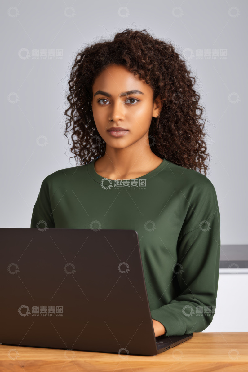 高清大图下载【趣麦麦图】女性使用笔记本电脑工作场景