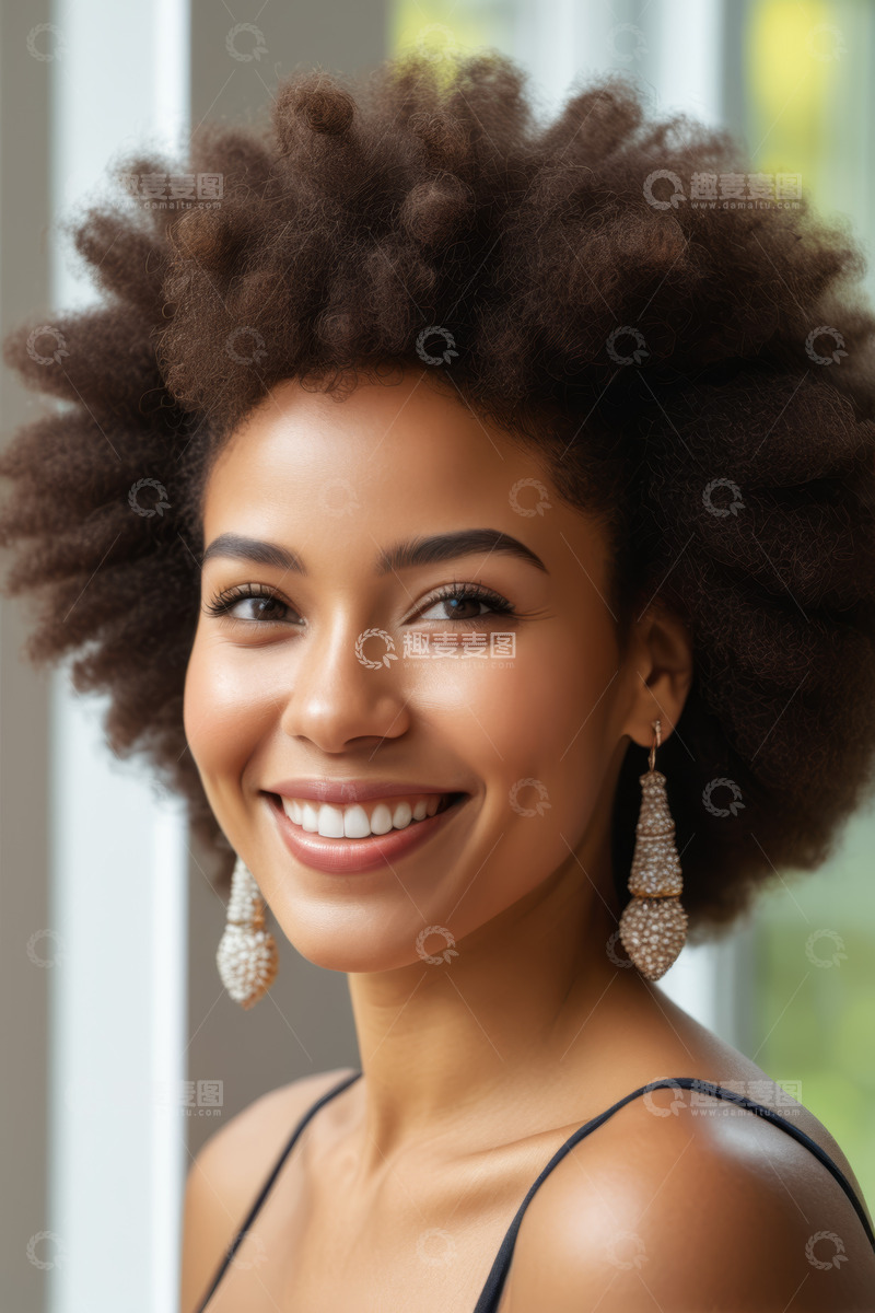 高清大图下载【趣麦麦图】微笑的非洲裔女性肖像