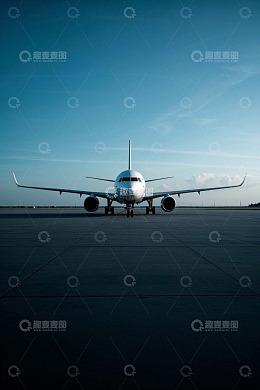 机场跑道上的飞机正面视角