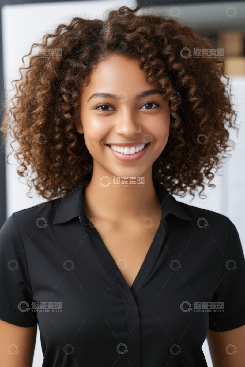 高清大图下载【趣麦麦图】微笑的年轻女性半身像