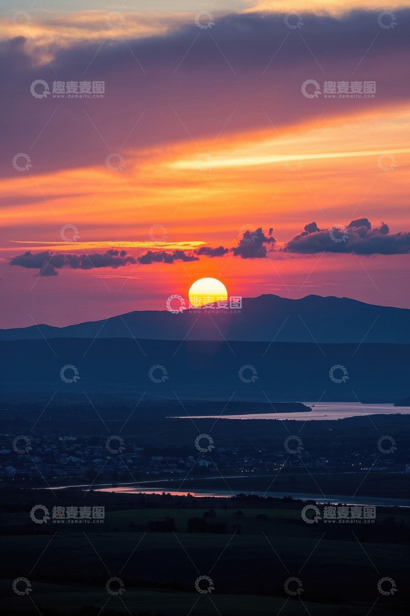 高清大图下载【趣麦麦图】日落时分远山与云霞景观