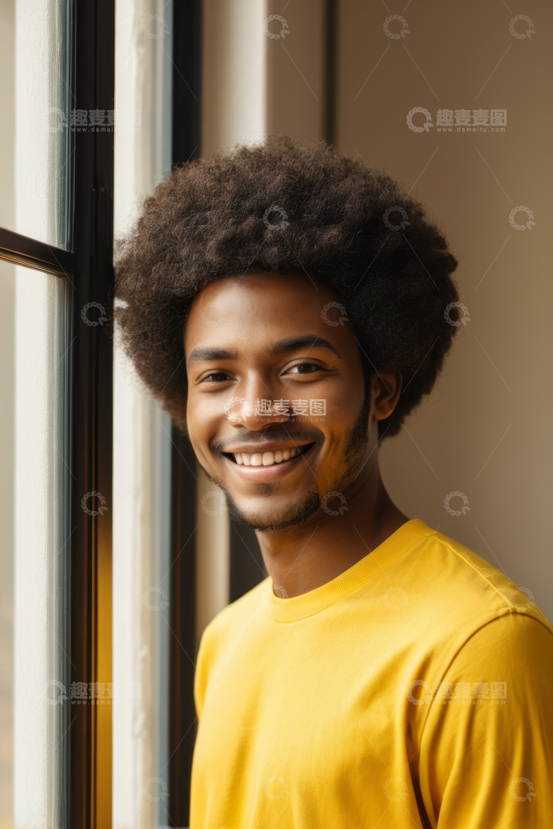 高清大图下载【趣麦麦图】窗边微笑的非洲裔男子