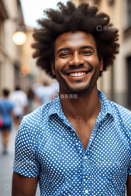 户外微笑男子半身肖像