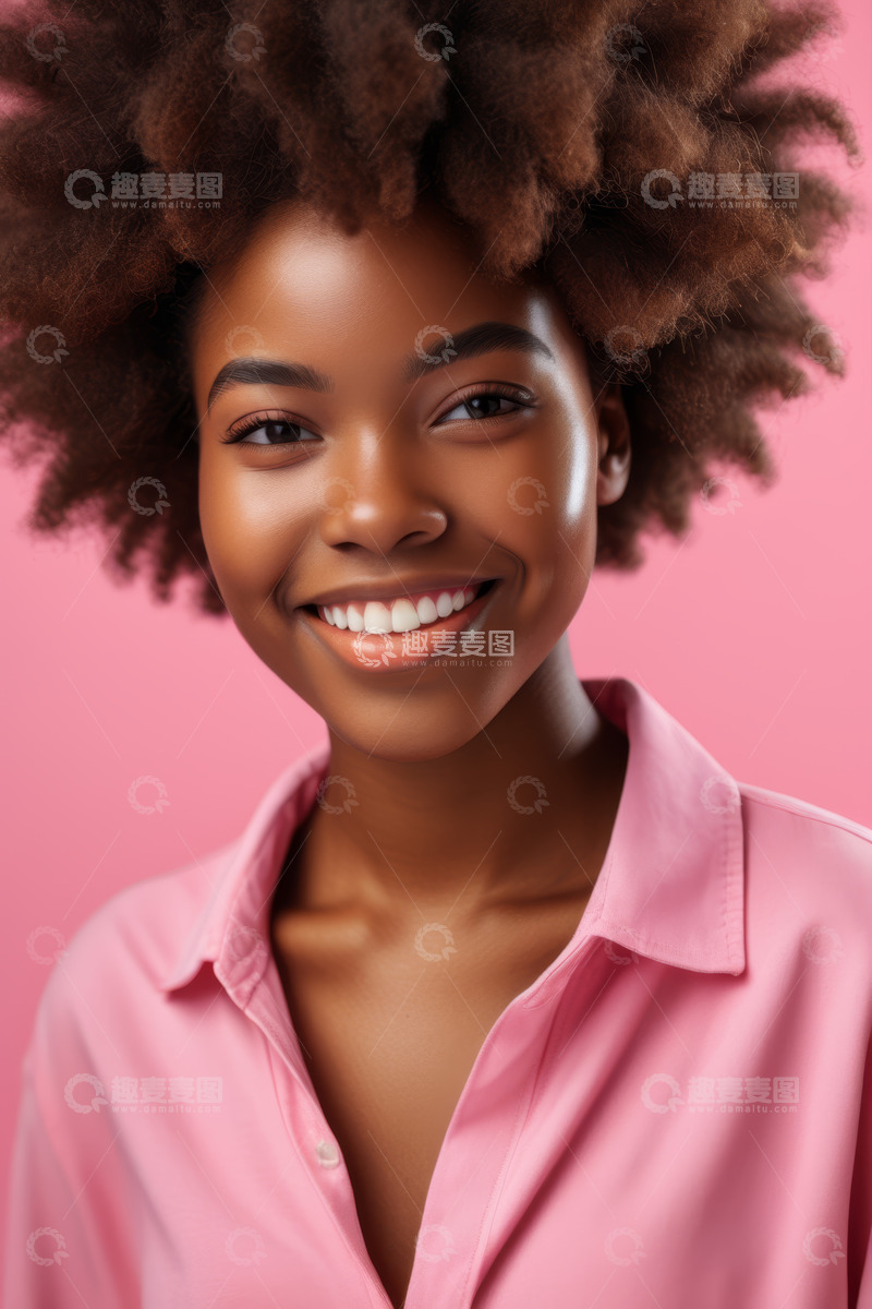 高清大图下载【趣麦麦图】穿粉色衬衫微笑的年轻女孩