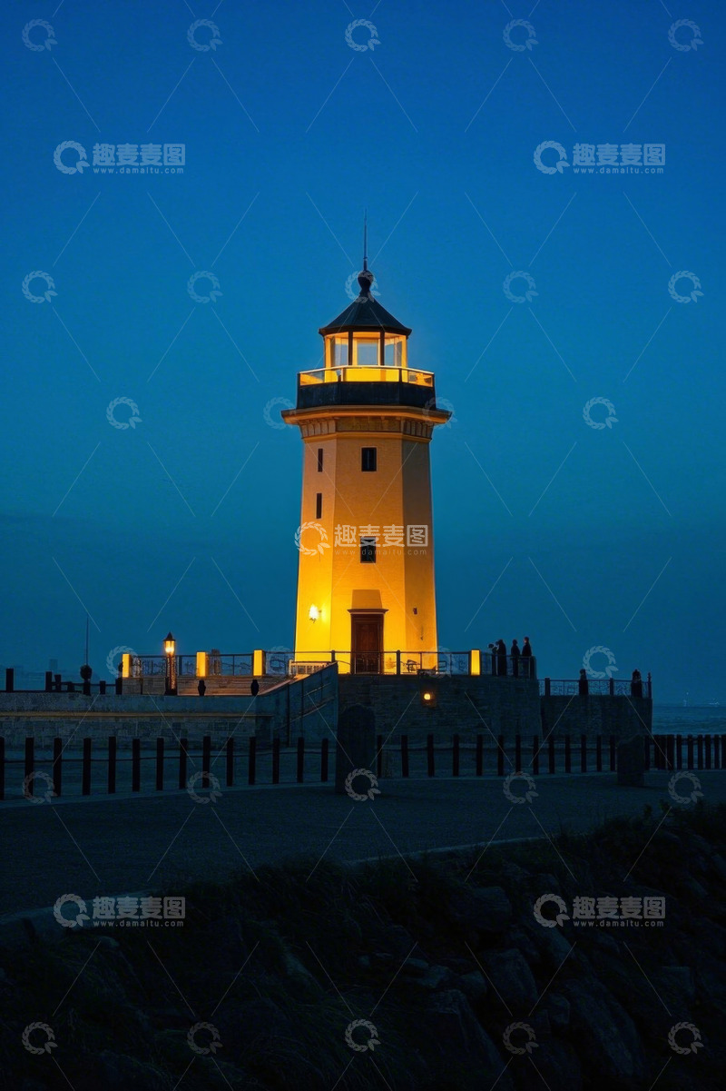 高清大图下载【趣麦麦图】黄昏时海岸边的发光灯塔