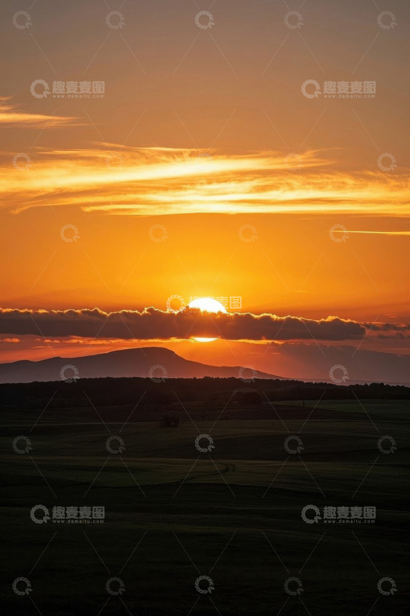 高清大图下载【趣麦麦图】日落时分草原上的太阳与云彩