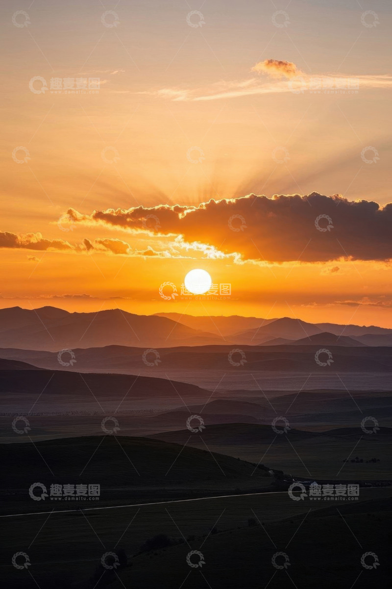 高清大图下载【趣麦麦图】日落时分远山与天空景象