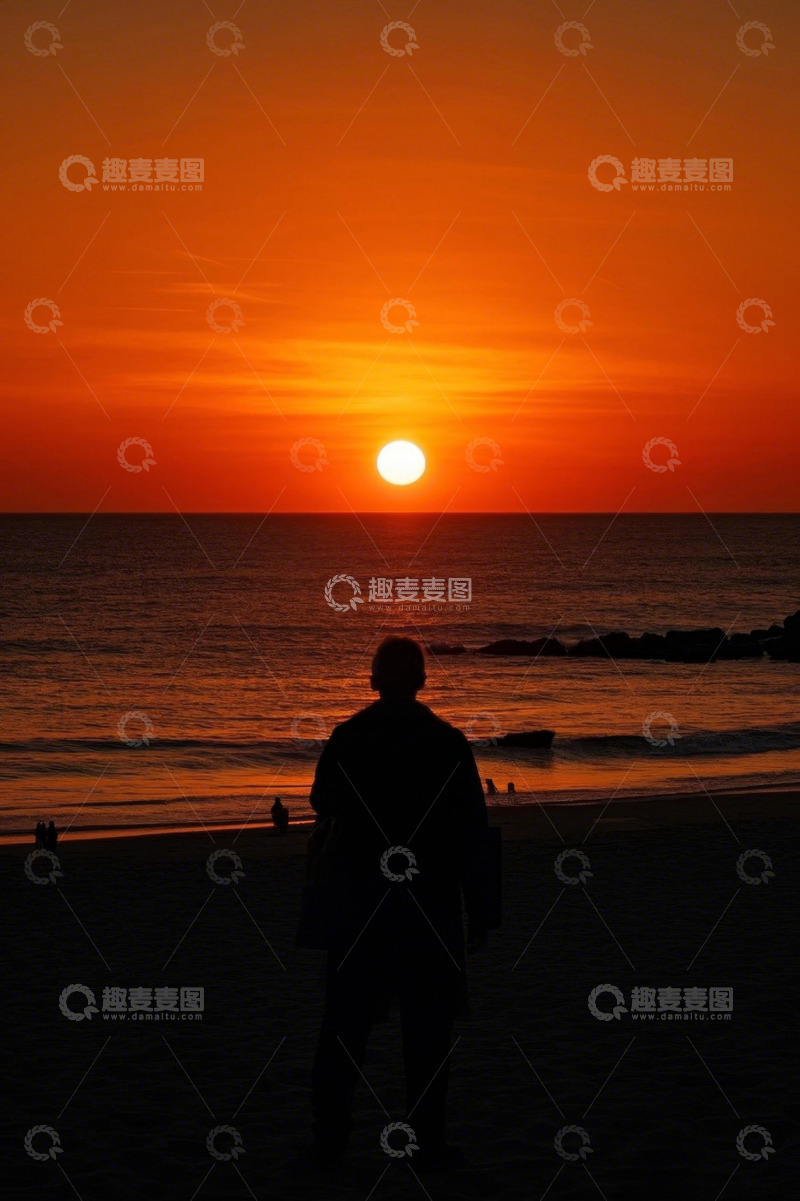 高清大图下载【趣麦麦图】海滩上人物观赏海上落日