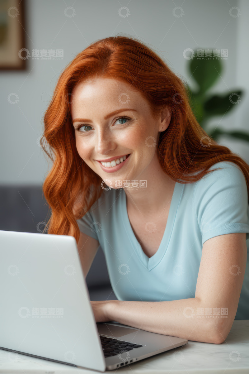高清大图下载【趣麦麦图】红发女子居家使用笔记本电脑