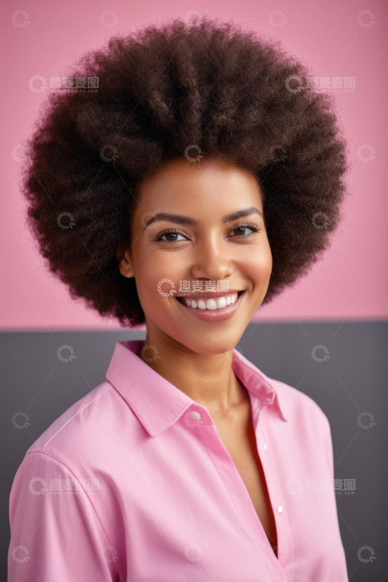 高清大图下载【趣麦麦图】穿粉色衬衫微笑的非洲裔女性